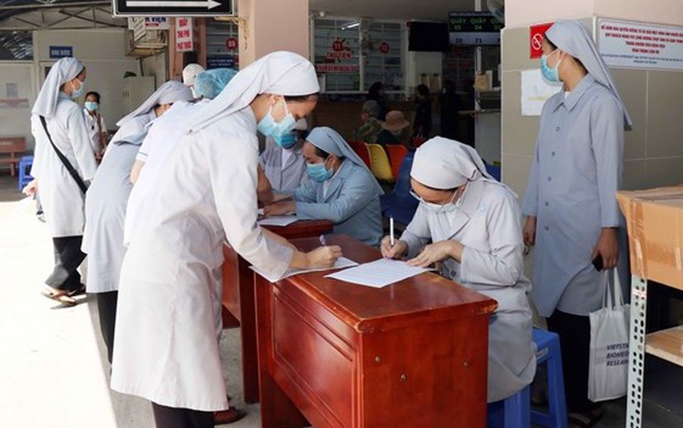 Các nữ tu Công giáo Việt Nam tham gia hỗ trợ lực lượng tuyến đầu chống dịch năm 2021, đăng ký tiêm vaccine phòng Covid-19 tại Bệnh viện quận 11, TPHCM 