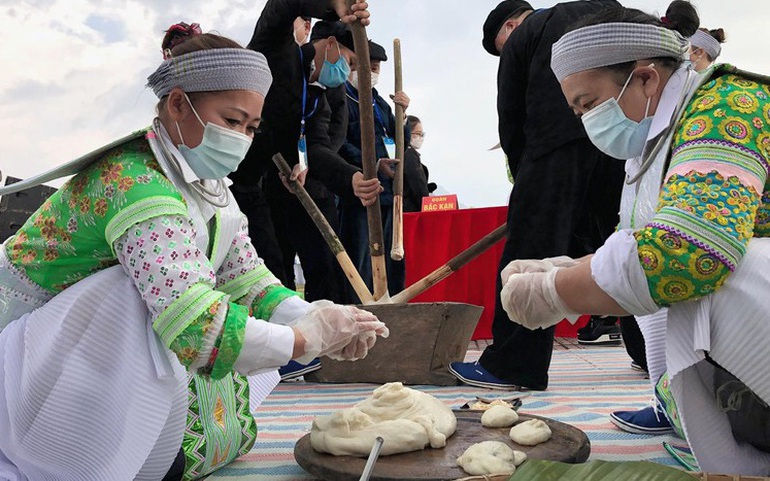 Đồng bào dân tộc Mông làm bánh dày. Ảnh minh họa