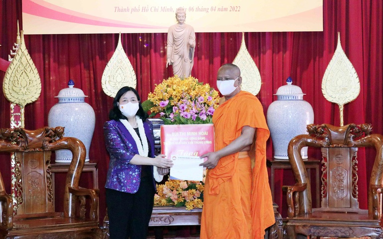 Bà Bùi Thị Minh Hoài, Bí thư Trung ương Đảng, Trưởng ban Ban Dân vận Trung ương, tặng quà cho chư tăng Phật giáo Nam tông chùa Candanransi nhân Tết cổ truyền Chôl Chnăm Thmây