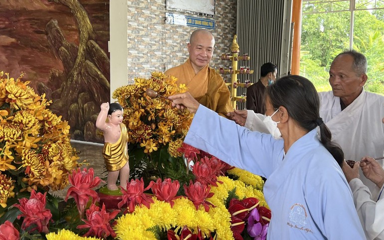 Nghi thức tắm Phật trong lễ Phật đản 