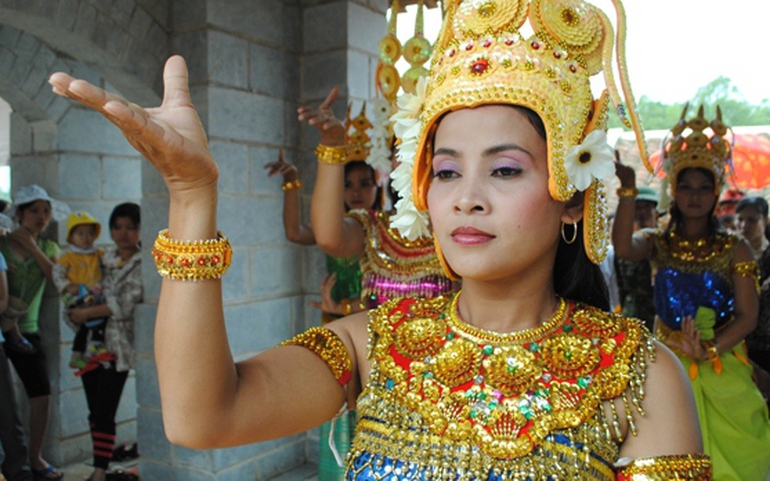 Phụ nữ Khmer biểu diễn điệu múa truyền thống. Ảnh minh họa