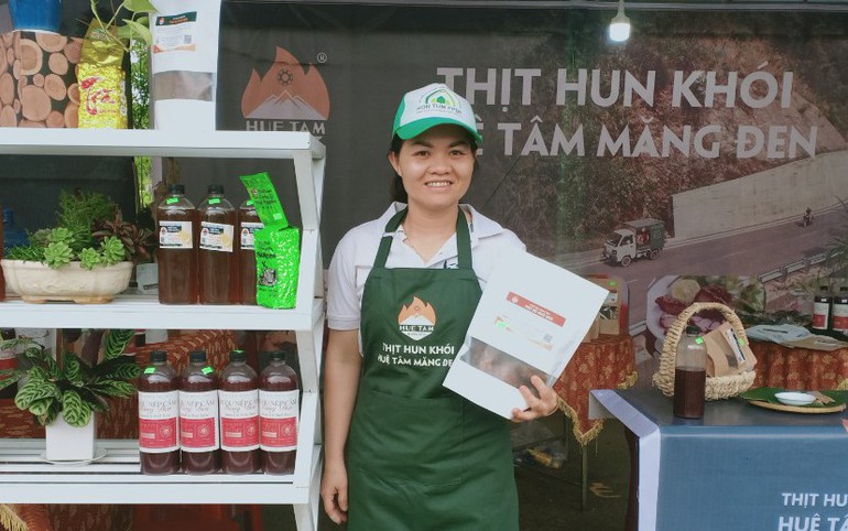Cô Kim Huệ bên gian hàng giới thiệu sản phẩm đặc trưng do cơ sở của mình sản xuất Cô Kim Huệ bên gian hàng giới thiệu sản phẩm đặc trưng do cơ sở của mình sản xuất