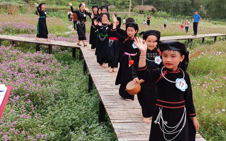 Các thí sinh duyên dáng trong bộ trang phục của dân tộc mình Các thí sinh duyên dáng trong bộ trang phục của dân tộc mình