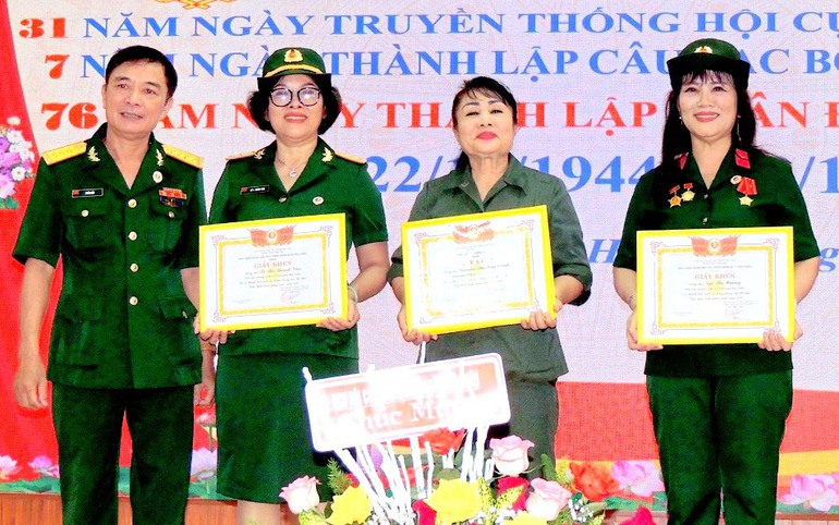 Bà Ngô Thị Hường (bìa phải) nhận Giấy khen của Hội CCB quận Hải Châu