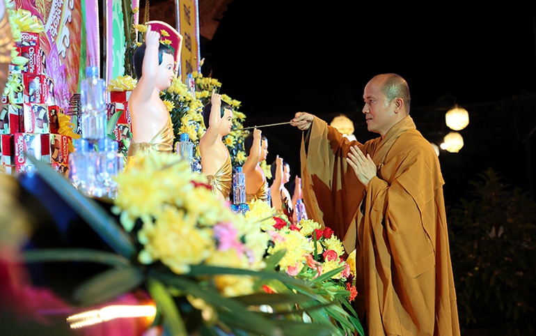 Trang nghiêm lễ Tắm Phật tại Đại lễ Phật đản 2022 tại chùa Ninh Tảo (xã Thanh Bình, huyện Thanh Liêm, tỉnh Hà Nam). Ảnh: TTXVN