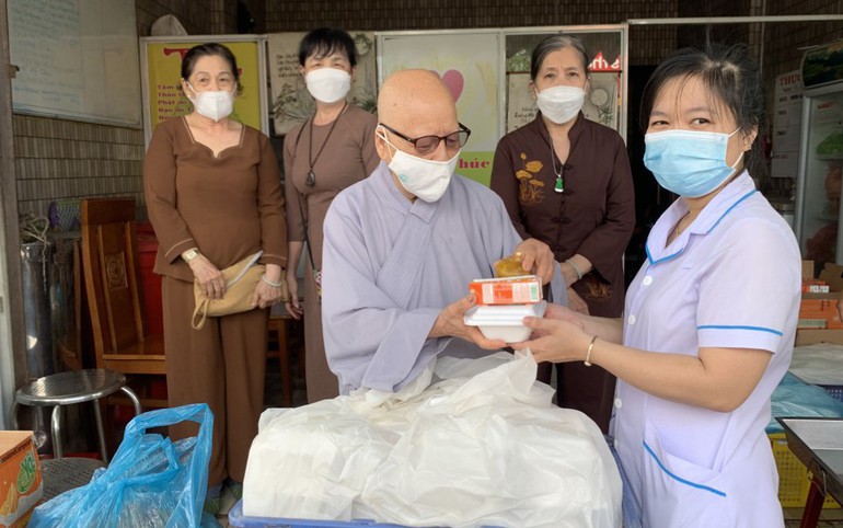 Ban Từ thiện xã hội GHPGVN TP Đà Nẵng tặng cơm và sữa tươi cho bệnh nhân Bệnh viên Tâm thần thành phố. Trong ảnh là đại diện bệnh viện nhận quà thay cho bệnh nhân.