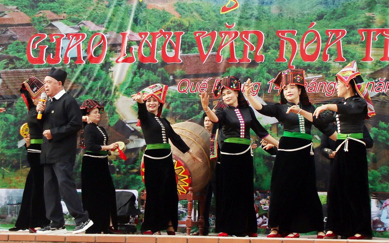 Tiết mục múa đoàn nghệ thuật bản Chậu, TP Sơn La, tỉnh Sơn La