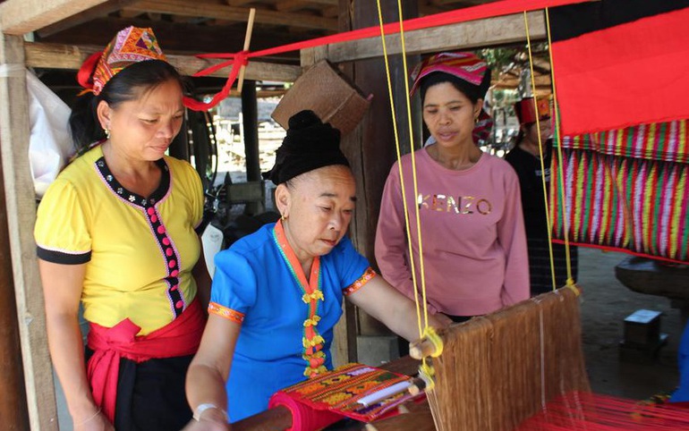 Phụ nữ dân tộc Thái dệt các sản phẩm thổ cẩm