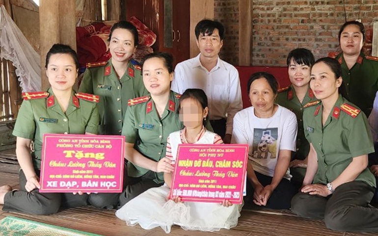 Hội Phụ nữ Công an tỉnh Hòa Bình chăm sóc, đỡ đầu cháu Lường Thúy Vân