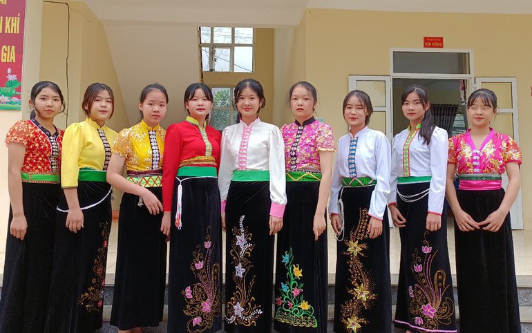 Học sinh nữ trường Tiểu học &THCS Trung Thành, huyện vùng cao Đà Bắc, tỉnh Hoà Bình