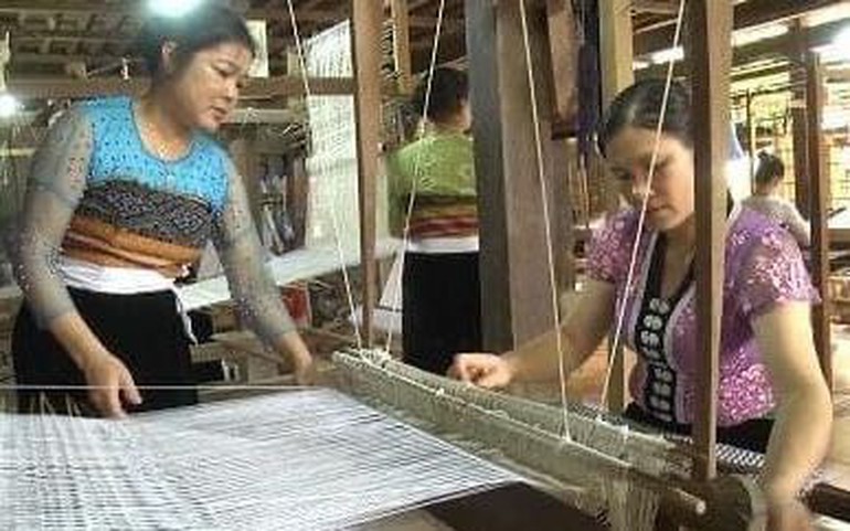 Chị Vì Thị Oanh (trái) gìn giữ nghề dệt truyền thống, hỗ trợ phụ nữ địa phương phát triển kinh tế gia đình