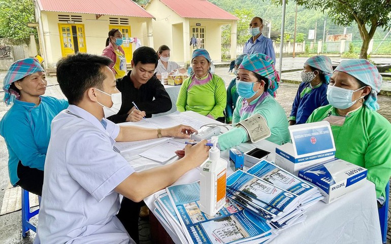 Hoạt động khám bệnh tại xã Tả Phời (TP Lào Cai) do Bệnh viện Phục hồi chức năng tỉnh tổ chức.