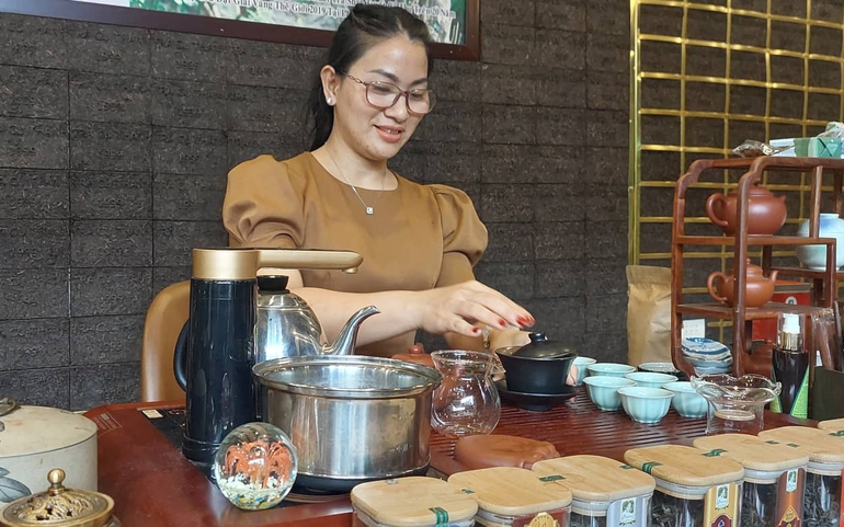Chị Phạm Thị Minh Hải, Giám đốc HTX Tây Côn Lĩnh (Hà Giang) trong "ngôi nhà trà"