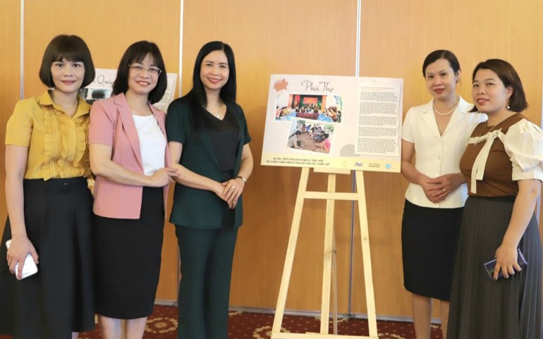 Phó Chủ tịch Hội LHPN Việt Nam Trần Lan Phương (thứ 3 từ trái sang) tham quan triển lãm ghi dấu những hình ảnh ấn tượng trong khuôn khổ lễ tổng kết Hội nghị "Bứt phá: Thúc đẩy tài chính toàn diện cho phụ nữ dân tộc thiểu số"
