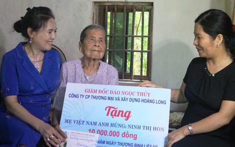 Chị Đào Ngọc Thủy (bìa trái) cùng lãnh đạo Hội LHPN tỉnh thăm và tặng quà Mẹ Việt Nam anh hùng
