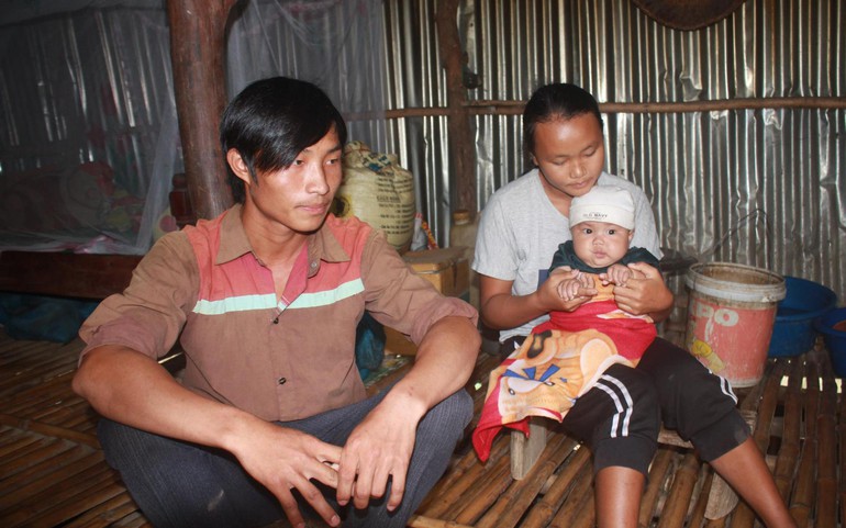 Em Thào Thị Vừ (14 tuổi, ở buôn Plao Siêng, xã Ea Rbin, huyện Lắk) bên chồng con - Ảnh: Báo Đắk Lắk.