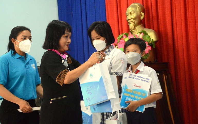 Bà Nguyễn Thị Phi Điệp trao phương tiện học tập cho học sinh mồ côi do dịch Covid-19 ở tỉnh Tây Ninh