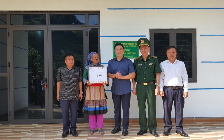 Lãnh đạo Huyện uỷ, UBND và Bộ chỉ huy BĐBP tỉnh Lào Cai tặng quà trong lễ bàn giao nhà cho bà Tráng Thị Chúa 