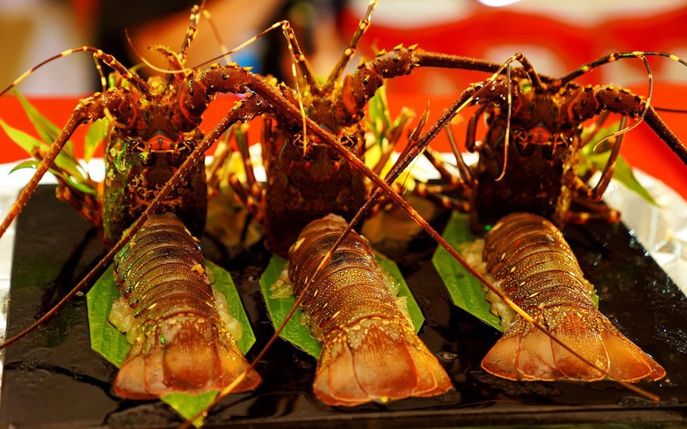 Lần đầu tiên tại thị xã Sông Cầu diễn ra Hội thi trình diễn ẩm thực “100 món ăn từ tôm hùm - Tinh hoa của biển”.