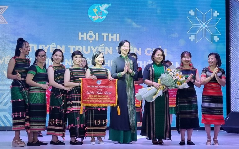 Phó Chủ tịch Hội LHPN Việt Nam Nguyễn Thị Minh Hương (giữa) trao giải Đặc biệt cho đội thi của tỉnh Đắk Nông