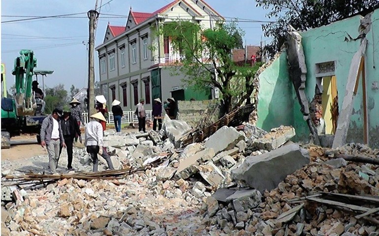 Giáo dân giáo xứ Bảo Nham, xã Bảo Thành, huyện Yên Thành (Nghệ An) phá dỡ công trình, hiến đất xây dựng nông thôn mới.
