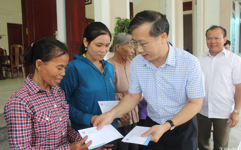 Phó Chủ tịch Ủy ban MTTQ tỉnh Nghệ An Nguyễn Đức Thành trao quà cho bà con giáo dân. Ảnh minh họa: Thanh Toàn