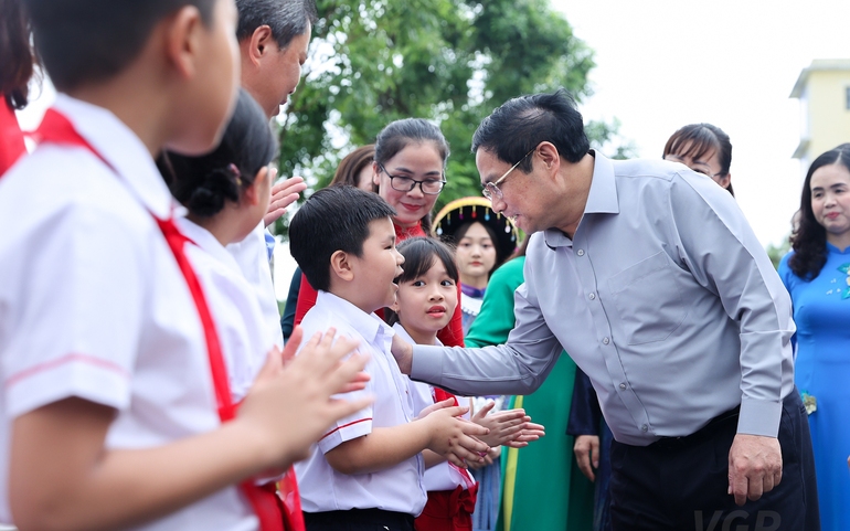 Thủ tướng thăm hỏi các em học sinh Trường Tiểu học Nguyễn Du (Lào Cai)