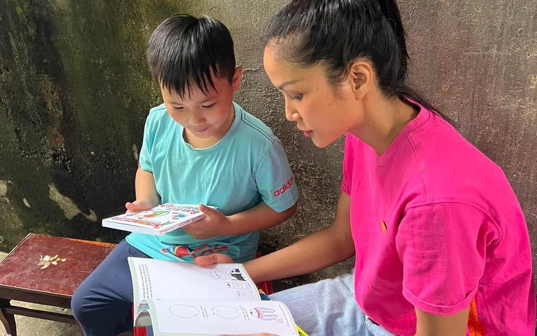 Hoa hậu H'Hen Niê cùng bé Phát chuẩn bị sách vở cho năm học mới 