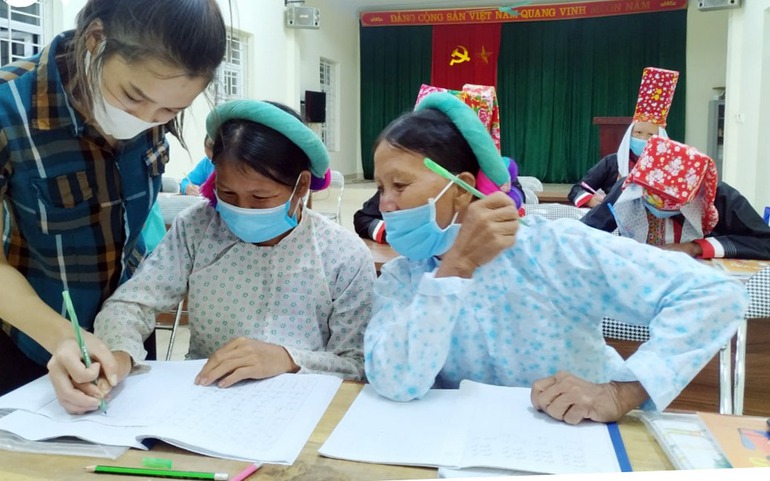 Lớp xóa mù chữ cho người Dao, Sán Chỉ ở huyện biên giới Bình Liêu (Quảng Ninh). Ảnh minh họa Lớp xóa mù chữ cho người Dao, Sán Chỉ ở huyện biên giới Bình Liêu (Quảng Ninh). Ảnh minh họa