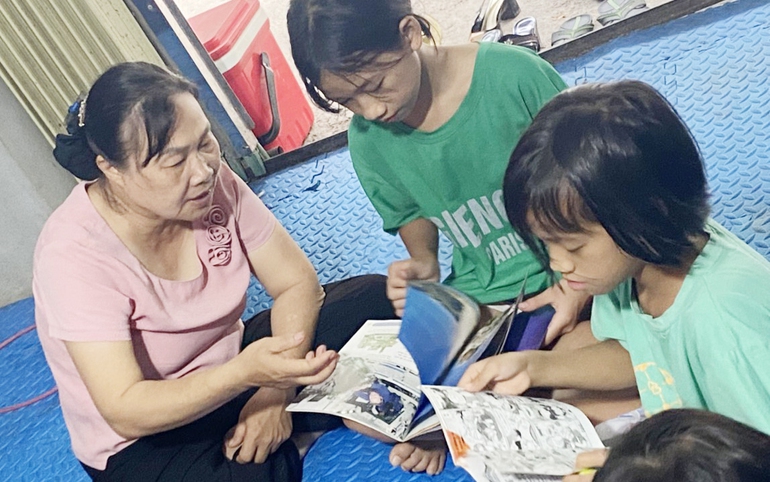 Bà Nguyễn Thị Hồng Hạnh hướng dẫn các con đọc sách