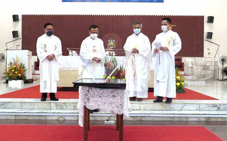 Đức Tổng Giám mục John Wong (thứ 2 từ trái sang) nhấn nút chính thức khởi động Chiến dịch PROTEC