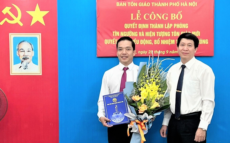 Tiến sĩ Phạm Tiến Dũng, Trưởng ban Tôn giáo thành phố Hà Nội trao quyết định điều động, bổ nhiệm cho ông Nguyễn Minh Hải.