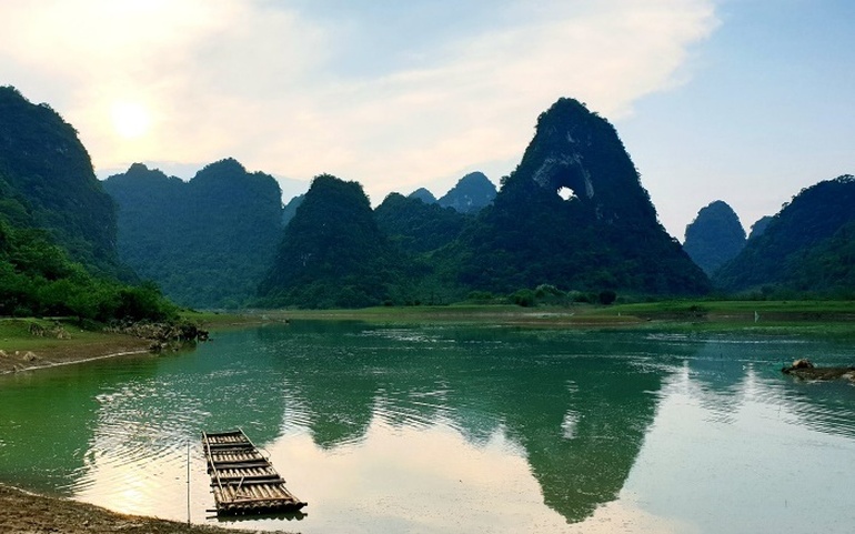 Hồ Nặm Chá - Mắt Thần Núi (Phja Pjot) mùa mưa, xã Cao chương, huyện Trùng Khánh.
