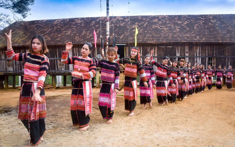 Thiếu nữ Bahnar Kriêm ở làng Kon Blo trong điệu múa Xoang truyền thống.