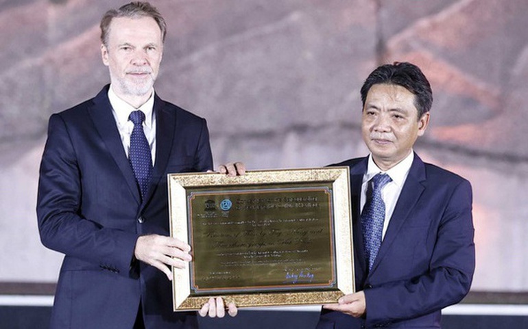 Ông Christian Manhart, Trưởng Đại diện UNESCO tại Việt Nam, trao Bằng ghi danh "Thực hành Then của người Tày, Nùng, Thái ở Việt Nam" vào danh sách Di sản văn hóa phi vật thể đại diện của nhân loại cho Thứ trưởng Bộ Văn hoá, Thể thao và Du lịch Hoàng Đạo Cương