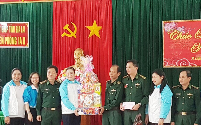 Phó Chủ tịch Thường trực Hội LHPN Việt Nam Đỗ Thị Thu Thảo (thứ 4 từ trái sang) và Đoàn công tác thăm, tặng quà Tết tại Đồn Biên phòng Ia O (huyện Ia Grai, Gia Lai)