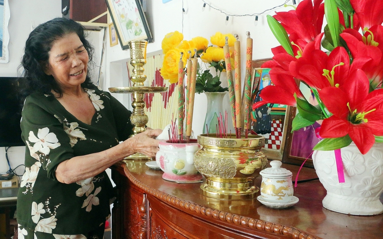 Bà con đồng bào Khmer ở xã Đại Tâm (Mỹ Xuyên, Sóc Trăng) dọn nhà cửa để đón Lễ Sene Dolta năm 2023. Ảnh: Tuấn Phi/TTXVN
