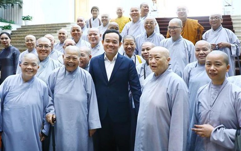 Phó Thủ tướng Trần Lưu Quang với các đại biểu Ni giới tiêu biểu của Giáo hội Phật giáo Việt Nam. (Ảnh: Lâm Khánh/TTXVN)
