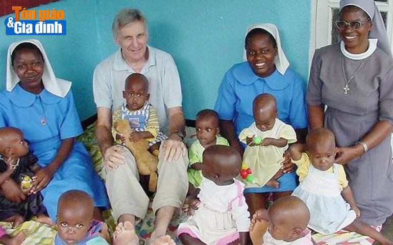 Các nữ tu tại trại trẻ mồ côi Mẹ Hòa bình ở Zimbabwe 