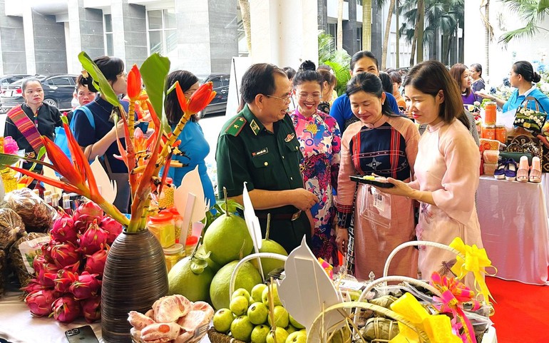 Ủy viên dự khuyết TW Đảng, Phó Chủ tịch Hội LHPN Việt Nam Tôn Ngọc Hạnh (thứ 2 từ phải sang) tại sự kiện giới thiệu, kết nối tiêu thụ sản phẩm cho phụ nữ tại vùng đồng bào DTTS&MN do Hội LHPN tỉnh Phú Thọ phối hợp tổ chức (tháng 8/2023).