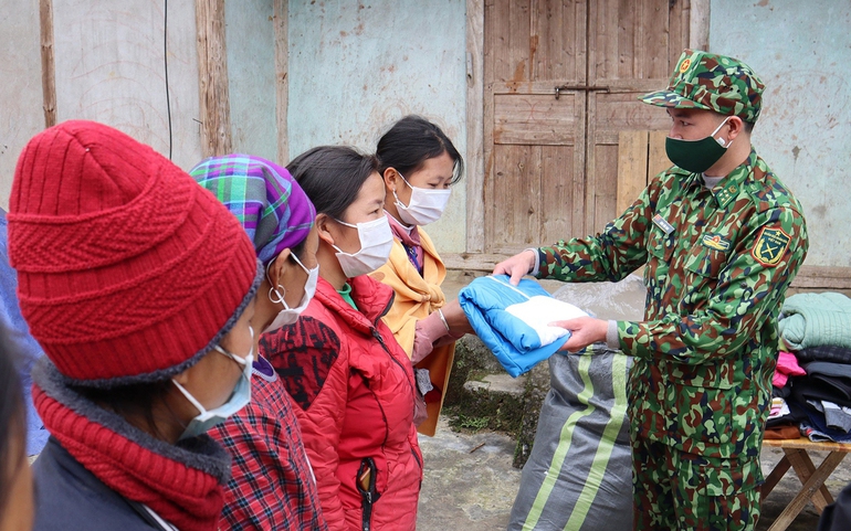 Thiếu tá Lèng Văn Trai trao tặng quần áo ấm cho người dân nghèo ở Thôn Chúng Chải B, thị trấn Mường Khương, Lào Cai