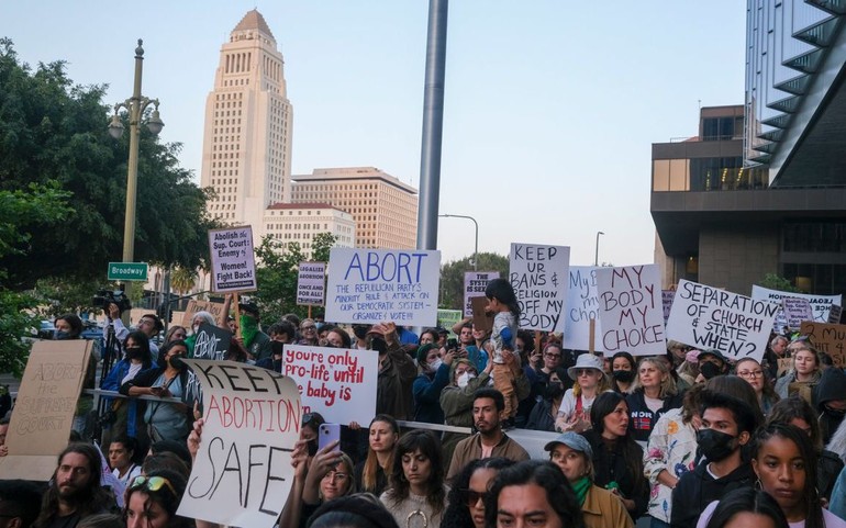 Người biểu tình phản đối cấm phá thai ở Los Angeles, Mỹ, ngày 3/3/2022. Ảnh: AP