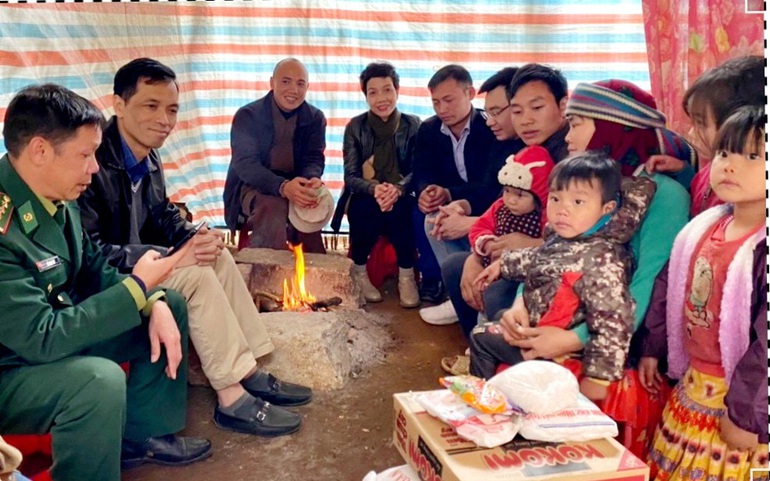 Thiếu tá Đỗ Ngọc Mỹ và đoàn thiện nguyện Hà Nội thăm gia đình anh Sùng Mí Lúa 