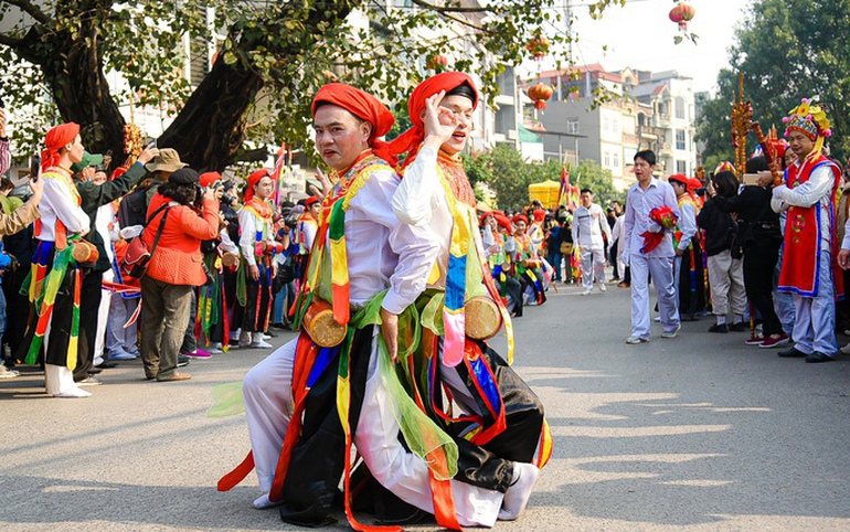 Múa "Con đĩ đánh bồng" ở hội làng Triều Khúc
