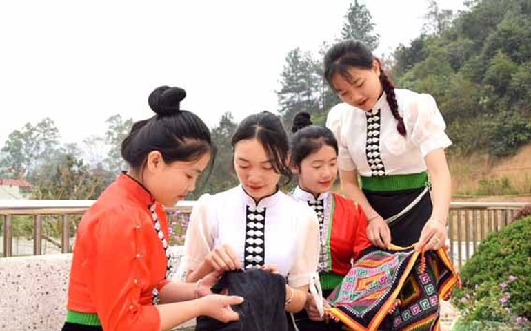 Các học sinh dân tộc Thái, Khơ Mú thêu khăn piêu và hoa văn bằng chỉ màu trên vải truyền thống.