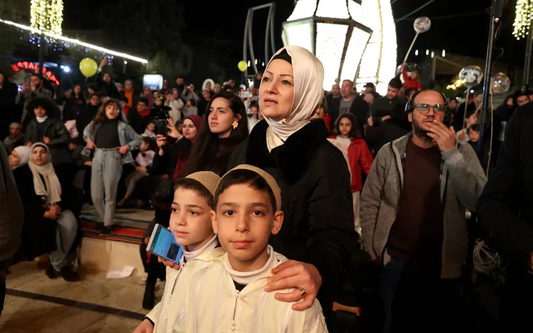 Các tín đồ tham gia lễ đón trăng lưỡi liềm cho tháng Ramadan tại một quảng trường ở Ramallah (Bờ Tây). Ảnh: Anadolu Agency/Getty Images