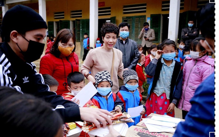 Chị Nguyễn Thị Minh Phương (giữa) trong một chuyến thiện nguyện ở biên giới Hà Giang