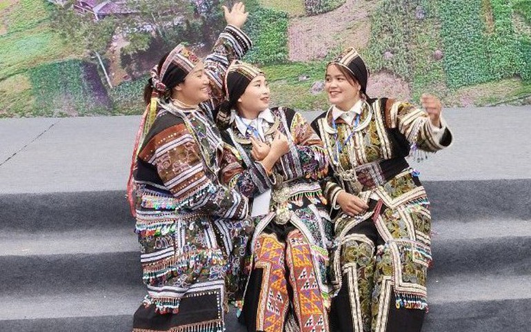 Phụ nữ Lô Lô thường mặc trang phục truyền thống trong các dịp hội họp, lễ hội truyền thống hoặc các lễ kỷ niệm của địa phương. Ảnh: Vân Thi