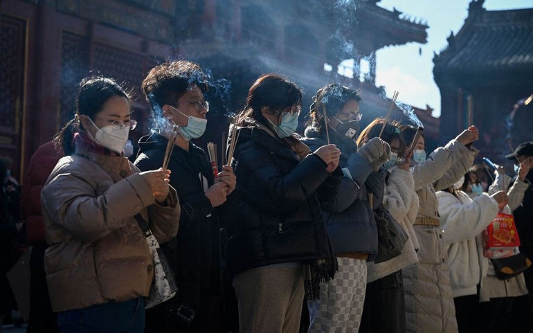 Người trẻ thắp hương và cầu khấn tại chùa Lạt Ma ở Bắc Kinh ngày 19/02/2023. Ảnh: Jade GAO/VCG