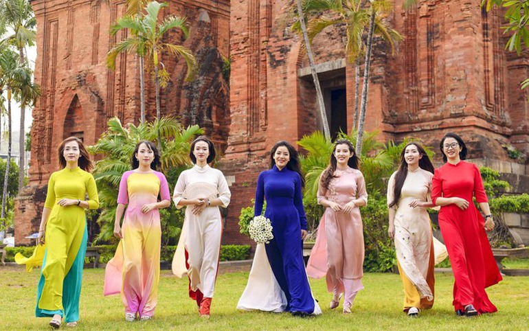 Phụ nữ công an thành phố Quy Nhơn duyên dáng trong tà áo dài truyền thống.